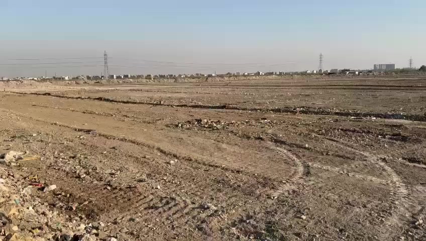 قطع ارض البيع مساحه 200 متر وابيع 100 متر الواجه 5 الكلي منطقة الدهنه  الغزاليه نهايه شارع المركزومجمع المستقبل عادي ابيع ملك صرف طابو ابو غريب بلديه المنصور الاسعار على حسب القطع اكو 40 اكو 50 اكو 60 امتر متر او 200 متر على حسب كلشي متوفر راسلني على واتساب او تخابر 
*********** ملاحظه كلشي موجود حته توزيع لامانه
