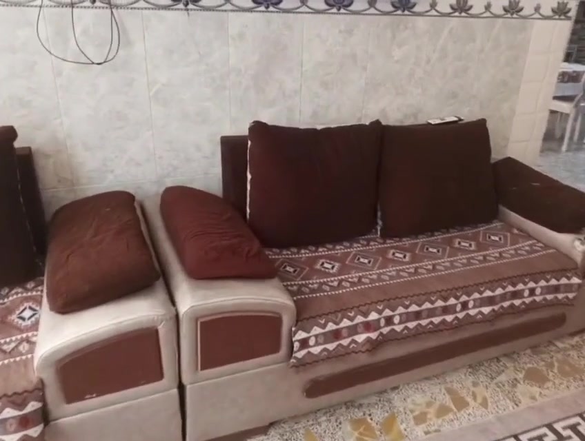 تخم عشر مقاعد لون جوزي ضرر بالمقعد ابو نفرين كسر باليده السعر 150وبي مجال الاتصال فقط واتساب عنوان بغداد الزعفرانية تجي تستلمه من البيت