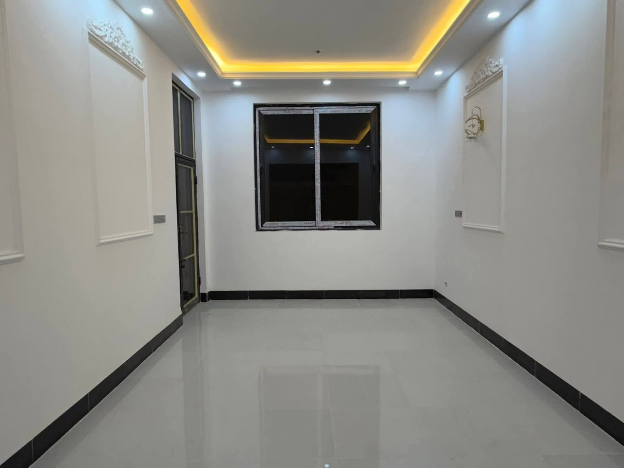 🏠 دار للبيع – طابو صرف
📏 المساحة: 150 م²
📐 الواجهة: 7.5 م | النزال: 20 م

🧱 بناء حديث – درجة أولى

🔹 الطابق الأول:
• مطبخ
• غرفة استقبال
• هول
• غرفة نوم
• مجمع صحيات
• كراج سيارة
• حديقة
• صحيات خارجية

🔹 الطابق الثاني:
• غرفتين
• هول
• مجمع صحيات

📍 الموقع: شارع 80 – الضباط الثانية

📞 للاستفسار والمزيد من التفاصيل:
مراجعة مكتب عقارات أراضي بابل الخضراء
للمقاولات العامة والتصاميم الهندسية

📍 العنوان: شارع 60 – عمود 300 – مقابل استدارة علي بقلي

👤 الشيخ حازم – أبو حيدر
📱 ***********

👤 وسام محمد
📱 ***********
