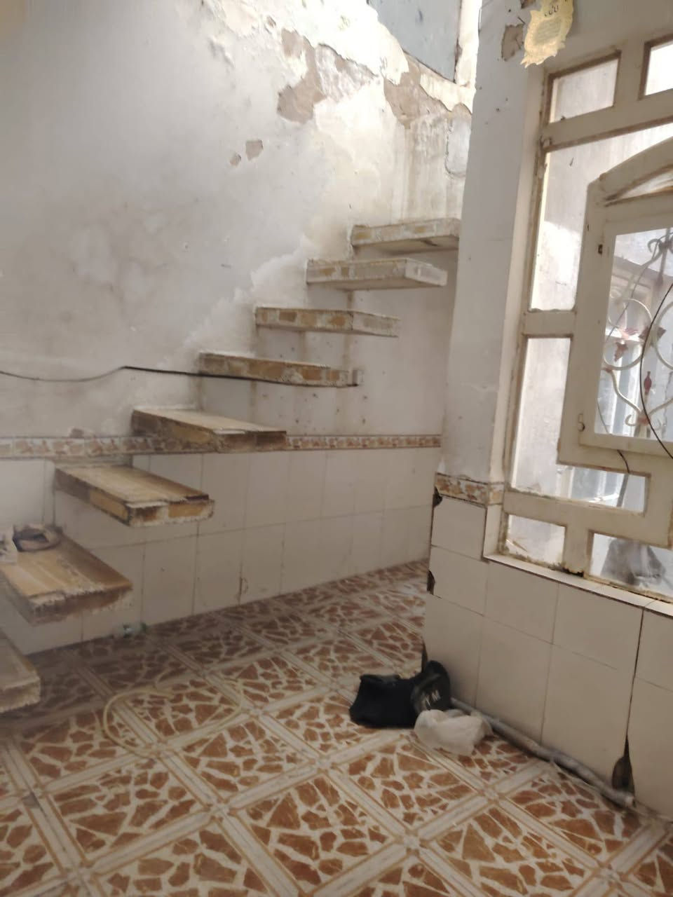 السلام عليكم 50 متر للايجار حي الوفاء على ساحه غرفه وصاله مطبخ تخاريج سعر الايجار مناسب 200 الف.   ***********
