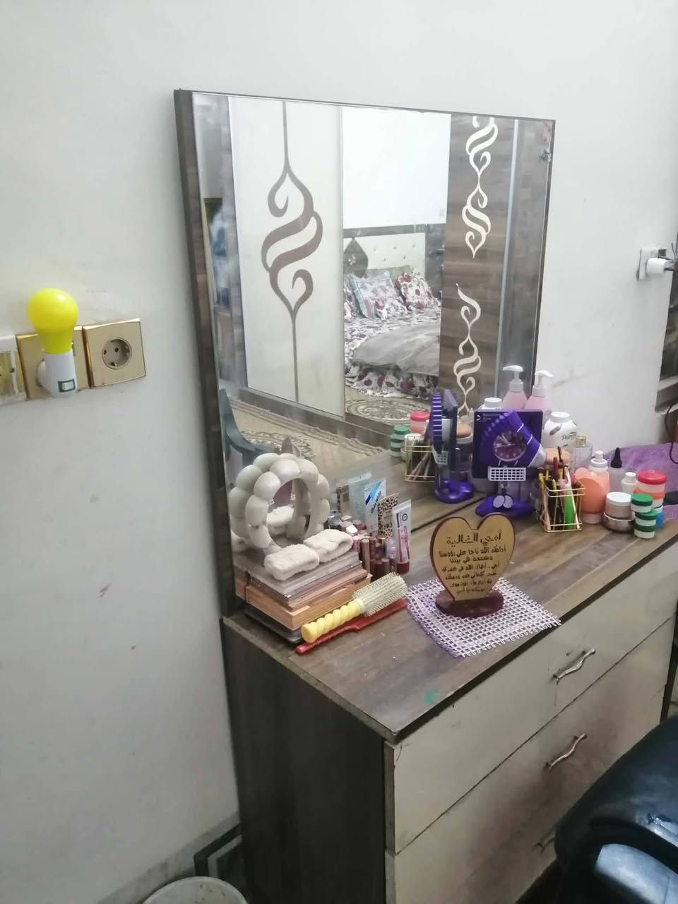 السلام عليكم غرفه نوم للبيع 250وبيه مجال رقم التواصل ***********
