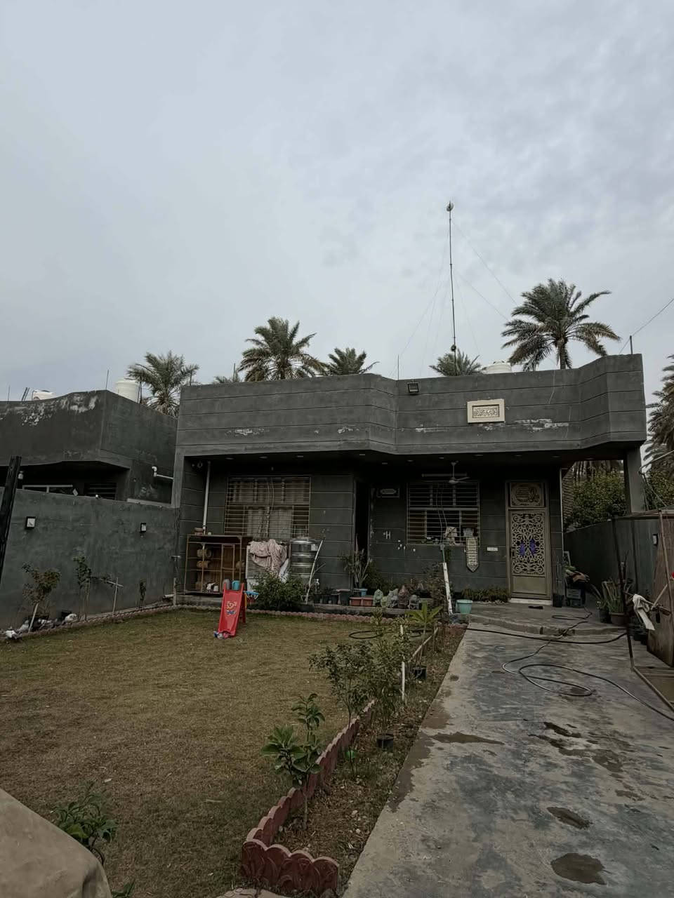 دار للبيع مساحة ٤١٦ متر طابو صرف زراعي على سدة بيت حسوني قرب الفريجي شارع سيد طه عرض الشارع ١٠ متر
يبعد عن السدة تقريبا ٢٥٠ متر

واجهة ١١متر ونزال ٣٨

بناء الدار ٢١٠ متر تقريبا طابوق سقف مسلح

يتكون البناء من

كراج يسع سيارتين

حديقة أمامية وخلفية 

استقبال 

صالة(هول داخلي)

غرفتين نوم واحدة سويت

مطبخ حار مع بارد 

مجموع صحيات داخلي  معزول مع صحيات خارجية 

الارضية كاشي 

في الطابق الثاني غرفة نوم مقطوعة بقاطع BVC بورسلين

مع سطح امامي وخلفي

متوفر ماء وكهرباء انترنت ضوئي 

للاستفسار الاتصال على الرقم التالي 

***********

***********
