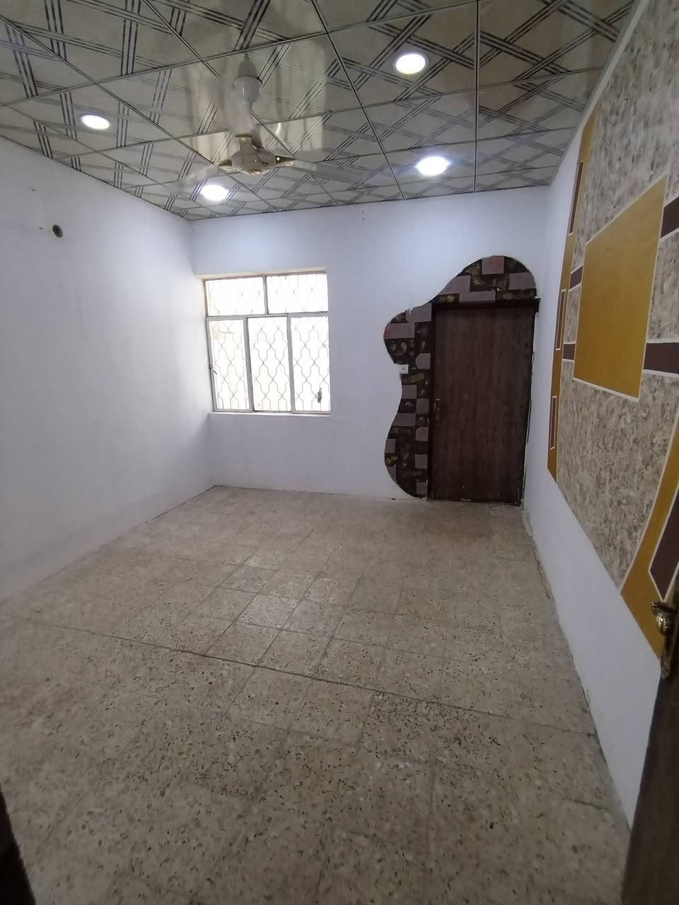 دار للايجار في حي الغري مساحه ١٠٠متر طابق ونص غرفتين صالتين استقبال مطبخ تخاريج نظيف 
مكتب الرحمن للعقار *********** احمد الكعبي
