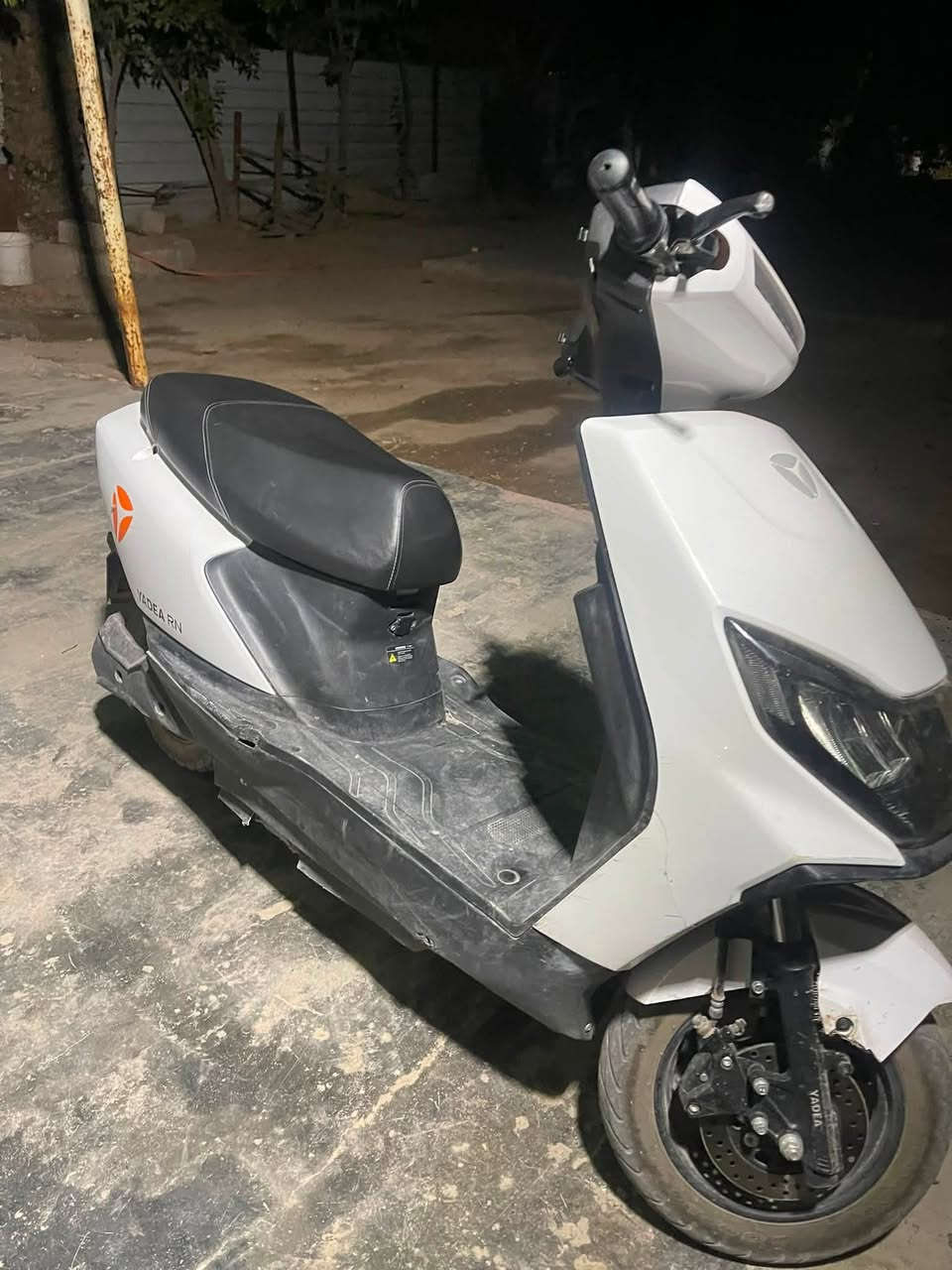 دراجة RN  من شركة ياديا تمشي سرعه 50 حقيقي وتمشيك 55 كيلو اذا تفولها شحن ممشاها قليل 3111 كيلو الدراجة بيها نقوصات حبايب السعر 450 وبيها مجال مكاني الزعفرانيه اعيد واكرر دراجة بيها نقوصات بس شغاله وتمشي وخير من الله مكاني الزعفرانيه الربيع متواجد خاص ماسنجر ومتواجد واتساب رقمي *********** شراي اتفضل خاص اوراق موجودة وياها خوذه وبصمه وسويج
