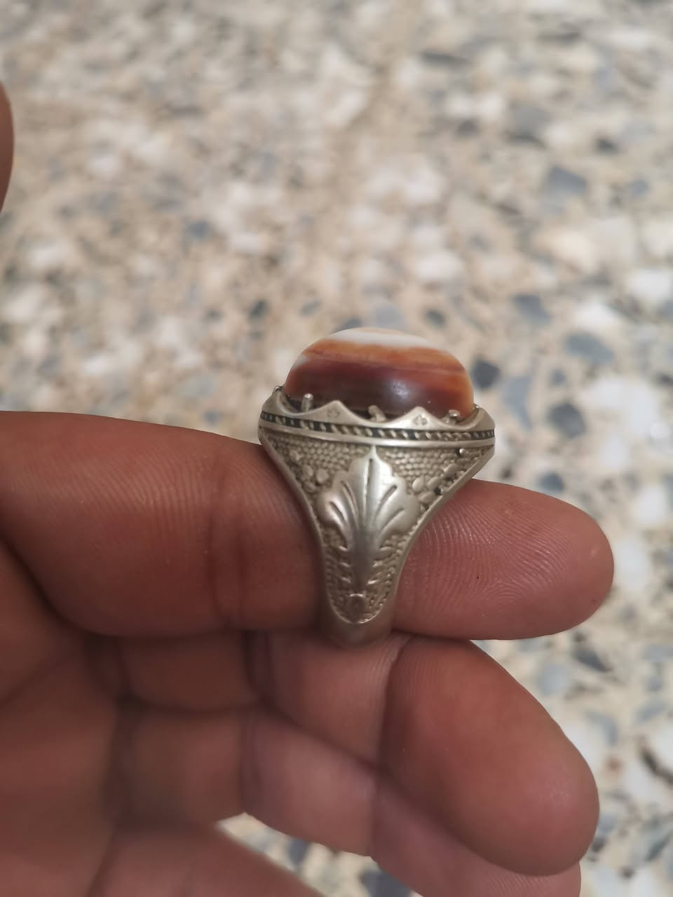 ألسلام عليكم خاتم للبيع فضه اصلي ختم 925 ولحجر جزع بقري دموي) وثاني رضوي) يعني ثنينهن حلوات اثنينهن سغرهن ٧٠ الف) وهذا رقمي ***********
