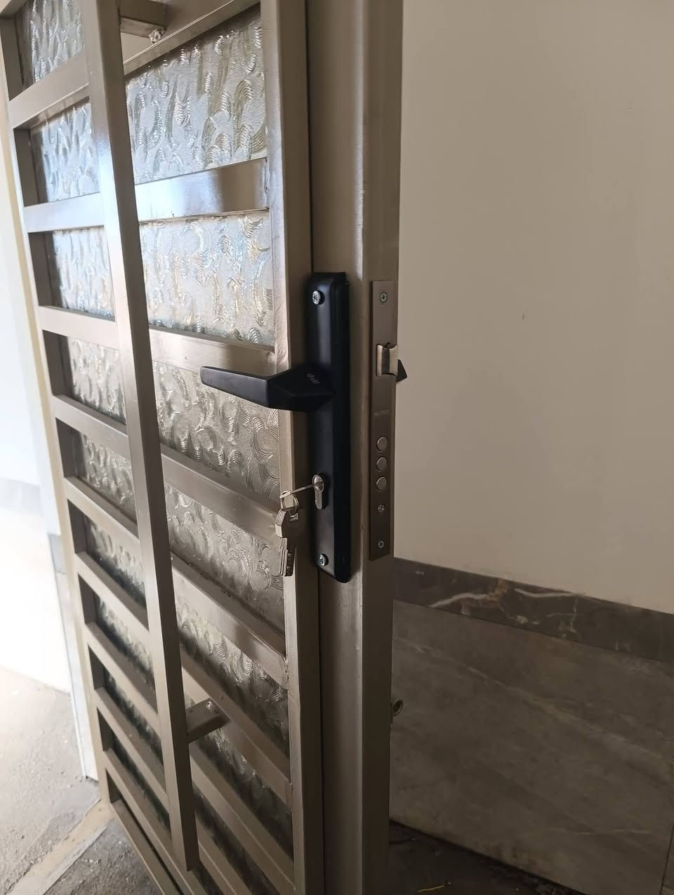 حداد جوال اعمال الحدادة والسندويج بنل قمريات محجرات واعمال التصاليح ايظآ توجد ستوته نعمل ع جميع مناطق الحله مركز ***********
