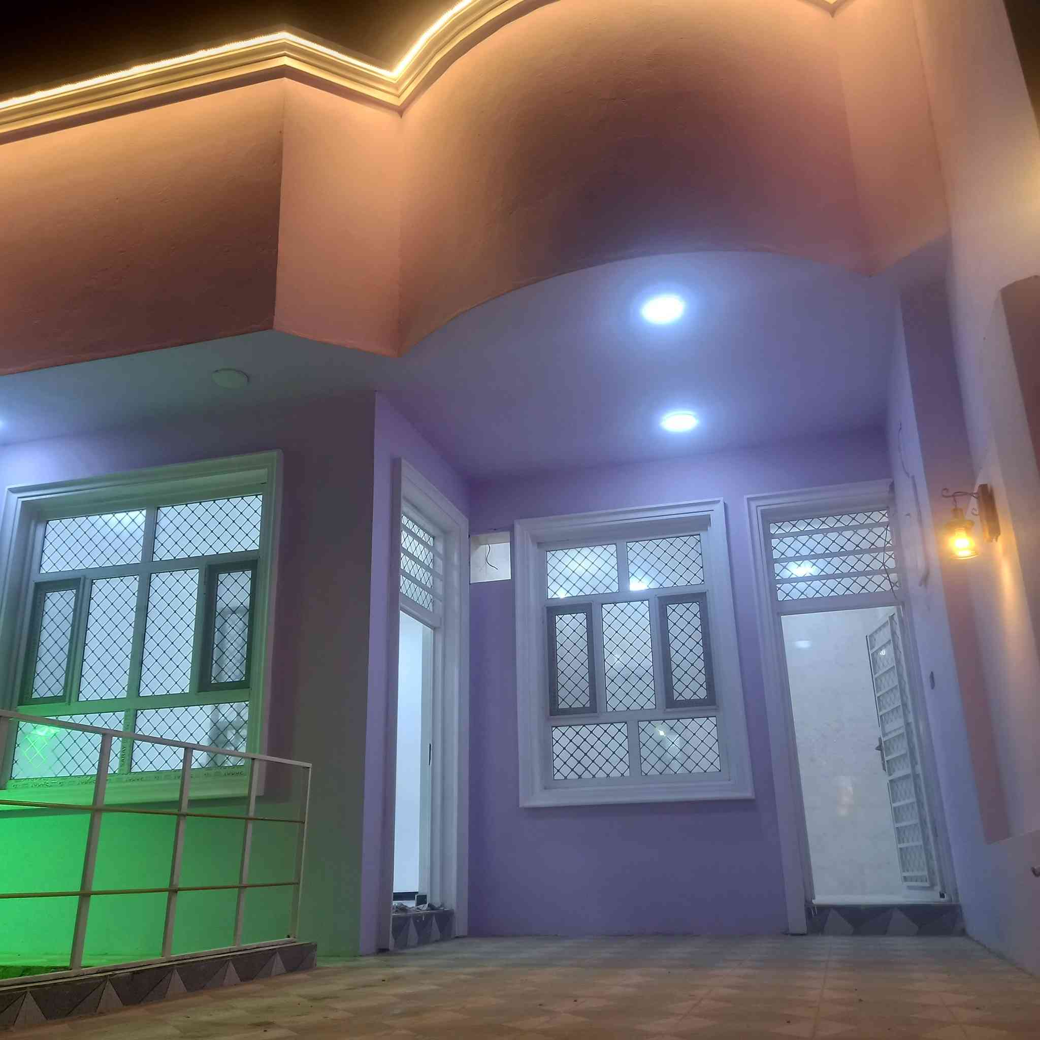 بيت للبيع في مجمع توحيد طريق السنيه السياحي مساحه ١٧٦ متر واجه ٧ ونص
البيت كونكريت 
٢ غرف نوم 
وصاله وصحيات ٢
وستقبال ومطبخ 
الاستفسار ***********
