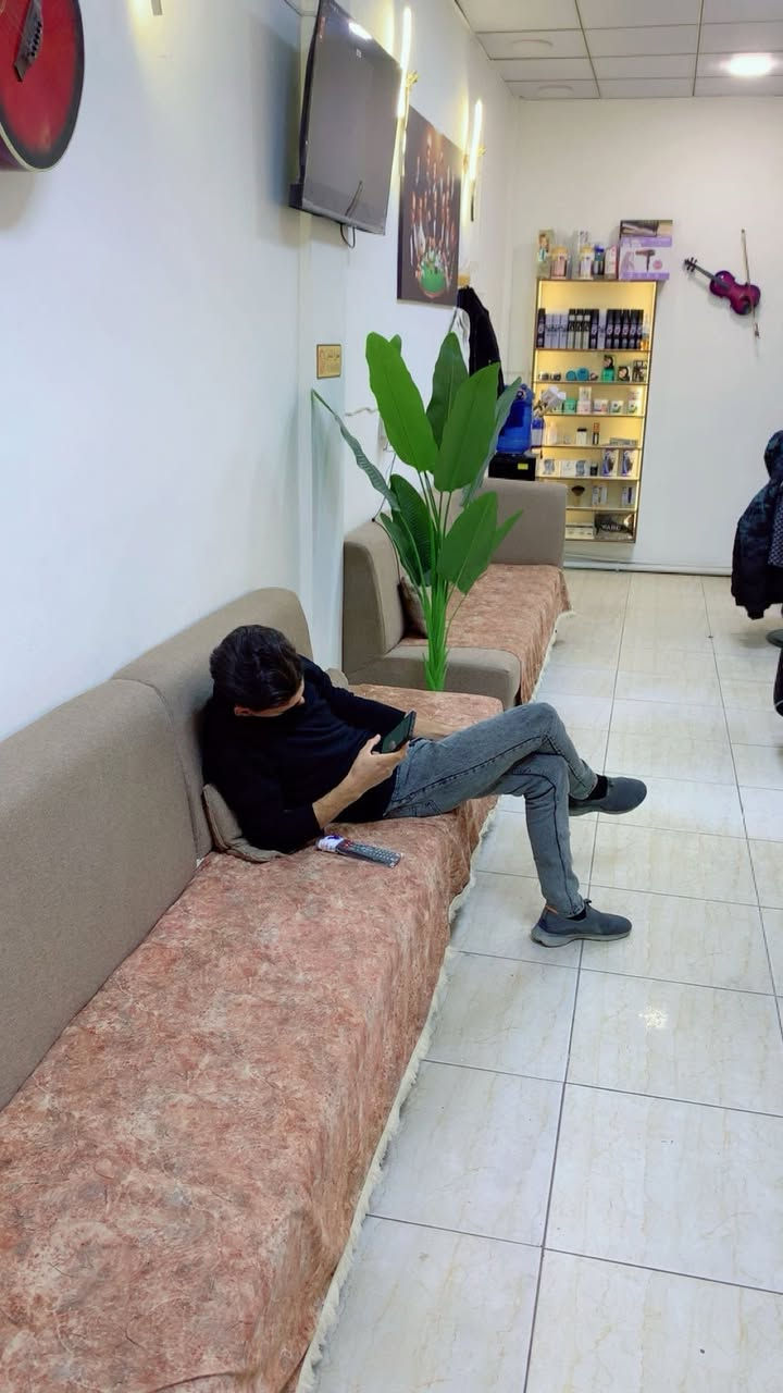 مساء الخير من #الرمادي #محتاج حلاقين 3 نظام الشغل (ايجار او نص) الايجار اول 3 اشهر 150 وراها ينقفل ع 200 اما الشغل نص وحسب زباين الحلاق العنوان شارع 17 مجاور الخطوط الجوية العراقية واتشرف بالكل للتواصل واتساب ***********
