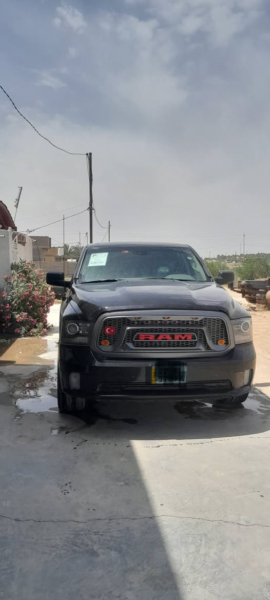 دوج رام ٢٠١٤
محرك ٦ سلندر 
باب طويل بدي قصير 
شاشه صغيره 
كاميرا 
لايت زنون 
تحكم استيرن 
تخم تاير جبلي 
السياره جاهزه
فتح شاصي من البنط يعني فحل ونثيه  فقط ومصبوغه عام 
بيع أو مراوس
