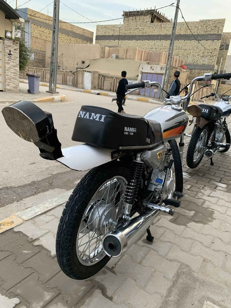 سلام عليكم دراجه للبيع 21 اصلي دراجه كلها بلاديه ماعدا دبلات خلفيه كفاله ماعدا تفيلس 7اوراق وكيل نوار دراجه خير من الله شاصي مكينه مطابقات دراجه مال مدرس وعدكم لحساب ماتعرف قيمتها لاتراسل خاص متواجد تصال متواجد رقم ***********
