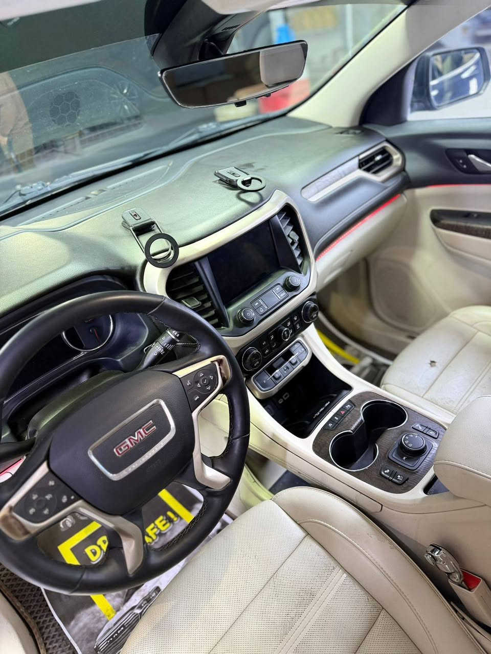 اكاديا دينالي 2023.  مرقم بغداد
حجم المحرك : 6 سلندر 3600

لون السيارة : لون رصاصي

الرقم  باسمي بغداد

المسافة المقطوعة : 22 الف

الضرر :  قبق جنطه وجاملغ وباب خلفي بارد

المواصفات:

•5 انظمة للقيادة 

•3 صفوف 7 راكب

•لايتات Led امامي وخلفي 

•رادارات أمامية وخلفية وجانبية 

•مقاعد جلد بريميوم مع تطريز دينالي

•شاشة كبيرة 8 انج تدعم Apple CarPlay/ Android Auto

•نظام Bose الصوتي ( راقي جدا وصوت عالي )

•تبريد وتدفئة للمقاعد الأمامية

•رادار تنبيه وتصادم

•تنبيه مغادرة المسار

•مثبت سرعة ذكي 

•مانع انزلاق + انظمة توازن متقدمة 

•تدفئة الستيرن

•نظام تشغيل عن بعد

•شاحن لاسلكي للموبايل

•فتح الجنطة لمس 

•نظام خرائط مدمج

•نظام USB متعدد بكل الصفوف

•نقطة عمياء

•توقف تلقائي عند الطوارئ

•حساسات ضغط الاطارات

•تنبيه المشاة

كشن هزاز 

تقفيل الجام  وتصعيد عن بعد 

•تبريد خلفي مع تحكم مستقل

•نظام (Oil Life Monitoring System) 

وغيرها من المواصفات الخاصة بفئة الدينالي

سعر 238

مكان السيارة كربلاء
‭0782 454 8777
