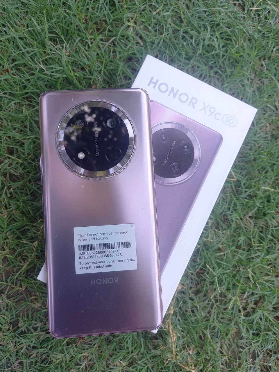 متاح HONOR9Cذاكره256رام12+12
جهاز شرط فقط بي هاي الملاحظه مثل ما واضح بالصور نقطه بسيطه كلش بطرف الشاشه وجهاز ضمان وكفاله من كل خلل او عيب ثلاث ايام ...
سعر 325معا كارتون وملحقاتها كامل
تواصل خاص***********
المواصفات الرئيسية للجهاز
الشاشة
: منحنية من نوع AMOLED بمقاس 6.78 إنش، تدعم معدل تحديث 120Hz وسطوعًا عاليًا جداً يصل إلى 4000 شمعة.
المعالج
: من نوع Qualcomm Snapdragon 6 Gen 1 بدقة تصنيع 4 نانومتر.الذاكرة العشوائية: 12 جيجابايت فعليّة، وتدعم ميزة توسيع الرام (RAM Turbo) لإضافة ذاكرة افتراضية إضافية.
البطارية: 
ضخمة بسعة 6,600 مللي أمبير تدعم الشحن السريع بقوة 66 واط.
الكاميرا الخلفية
: أساسية بدقة 108 ميجابكسل تدعم التثبيت البصري (OIS)، مع كاميرا واسعة بدقة 5 ميجابكسل.الكاميرا الأمامية: بدقة 16 ميجابكسل.المتانة: 
الهاتف معزز بتقنيات متطورة لمقاومة السقوط من ارتفاع يصل إلى مترين، ومقاوم للماء والغبار بمعيار IP65M.
