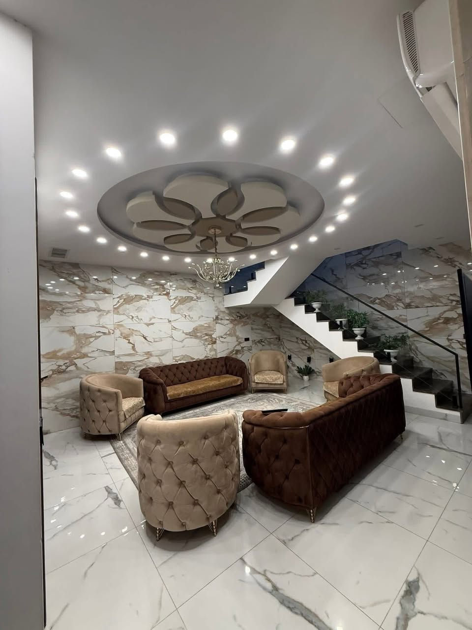عروض مكتب دور الموصل لللعقارات العامة مقابل باب كلية طب الأسنان جامعة الموصل ***********—***********
بيت دار لللبيع قصر في حي البلديات الاولى 225م الواجهه 12.5م 🛑قريب جدا جدا جدا  عن الشارع العام 15م فقط بيت قريب عن جامعة الموصل كليةطب الأسنان جامعة الموصل بيت 225 م اتجاه شروق تام  تصميم خليجي البيت 🛑 طابقين بيت يحتوي على سته غرفه هول واستقبال وصحيات ومطبخ حار وباره وحديقة وكراج واسعه جدا جدا تصميم تركي البيت درجة اولى فول موصفات ***********—***********—***********
