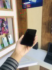 واي ٩ اس • ذاكرة ١٢٨ • شاشة أصلية