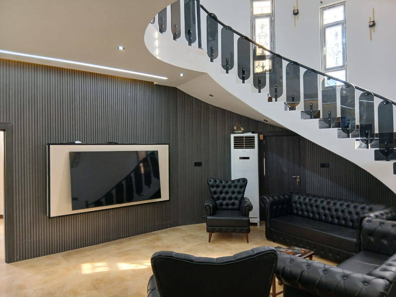 يعلن مكتب عقارات أبو انور فرع الطويسه عن وجود بيت اليجار شبهه مثث مساحة 250 متر طابقين يحتوي على 6 غرف نوم وصاله وستقبال ومطبخ وصحيات وكراج بناء حديث يصلح شركة أو مكتب مكان راقي ممتاز الستفسار الاتصال//***********//***********// كما نستقبل جميع عروضكم وطلباتكم التجارية والعقارية المكتب مجاز قانونيا المكتب ماقبيل مطعم الحسون عقارات أبو انور فرع الطويسه
