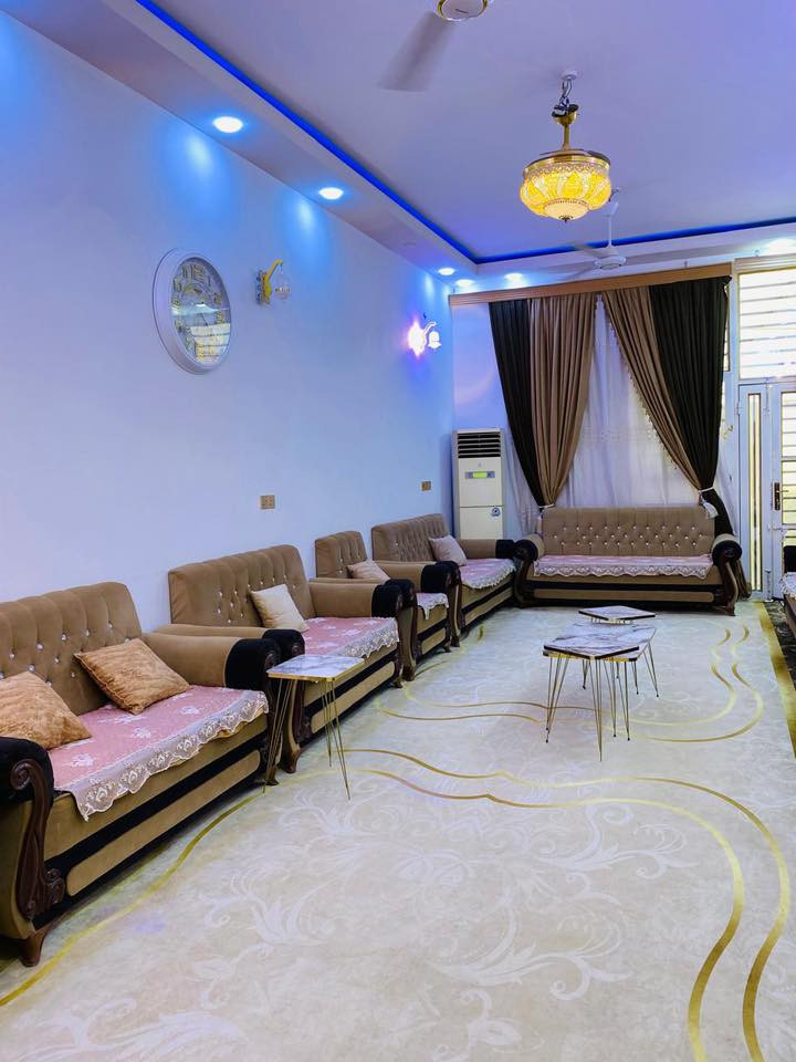 بيت ركن على شارعين المساحه 200 م طابوق كونكريت بناء حديث كله درجه اولى ديكورات بيت متعوب عليه مكانه حي الحسين شارع الشيخ زيد قريب على شارع رابع بيت عن الشارع العام للاستفسار الاتصال ***********
