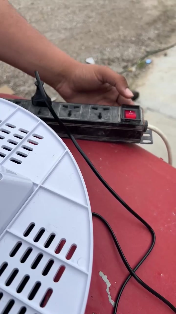 ✨ جهاز Easy Cooler هو الحل الأمثل لتبريد المياه بسرعة وكفاءة في الأماكن الحارة! ❄️

✅ تصميم عصري يناسب جميع الخزانات

✅ سلك كهربائي طويل لسهولة الاستخدام

✅ شاشة رقمية لعرض درجة حرارة الماء

💡 جربه الآن وتمتع بالماء البارد والمنعش في أي وقت!
***********
