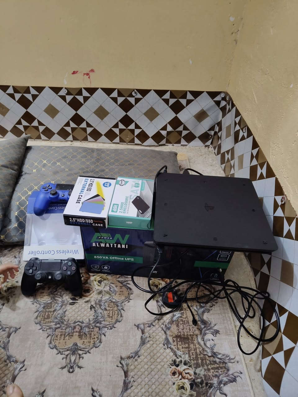 السلام عليكم..بلي 4سلم مهكر استخدام شهر وياغراضه كامله جوستك عدد 2 وجهاز يوبي اي اس جديد حجم 850 وهاردات عدد 2 واحد حجمه تيره والثاني 500 العاب بي مفوله تقريبا 40 السعر 325وبي مجال الاتصال عل الارقام ***********..***********.نجف حي المكرمه قرب مجمع العائله أو صيدلية البلد الامين بالفرع
