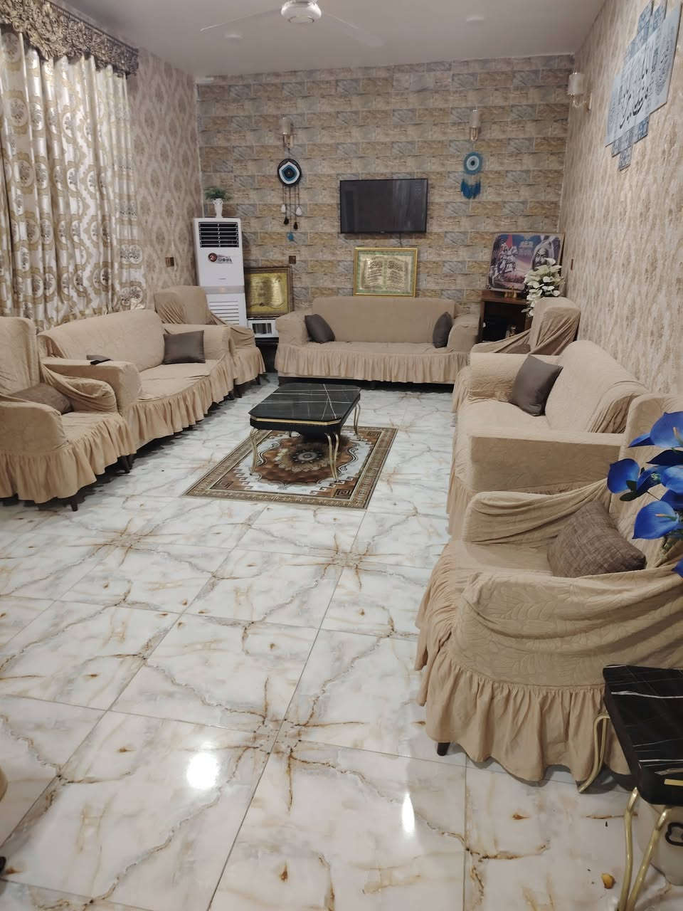 ياالله بيت للبيع المساحه ٣٢٠ متر طابق واحدغرفتين وهول داخلي ومنور ومطبخ واستقبال وصاله طعام بيتونه كبيره مجمع صحيات داخل وخارج وحديقه جانبيه ٨٠ مجمع النفط الرابع قرب المدرسه الحشد السعر النهائي ١٤٠ مليون الي عاجبه يتصل وعليكم بلخير ***********
