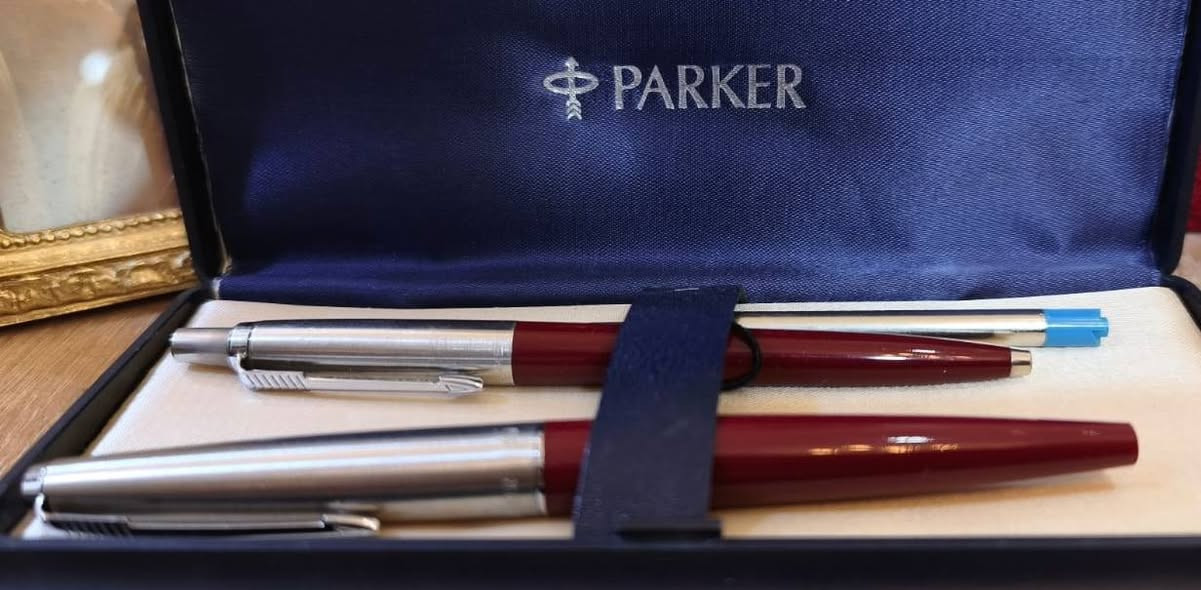 مجموعة أقلام #باركر (Parker) 
كلاسيكية،#فنتج انتاج بريطاني
 انتاج #الثمانينيات، 
تتكون من قلم #حبر ريشة
 و#قلم حبر جاف
 باللون العنابي مع أغطية من الفولاذ المقاوم للصدأ. 
مع #العلبه الاصليه 
ا


**إذا كنت صاحب هذا الإعلان وتريد حذفه لأي سبب، رجاءا أرسل رسالة إلى الدعم الفني**