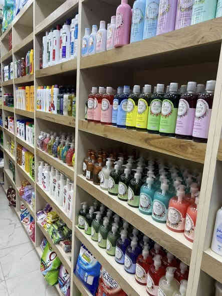 السلام عليكم اسواق للبيع 100 متر شغلها خير من الله سبب البيع لغرض السفر 
تحتوي على 
١٠ براد عامودي ٣ شركه والباقي للمحل 
4 بطحيات كبيره 
٢سبالت عامودي 5 طن  
1 سبالت تعليك  ٣ طن 
مولد ٥٥ كيفي مع تانكي كاز 
مبرده كبير نضام دكت 
براد للحوم والدجاج ١٣ طن 
براد خاص للالبان والاجبان 
سستم كامرات كامل صوت وصوره 
كاشير عدد ٢ 
طابعه باركود ١ 
يو بي اس ١ 
بيع فقط بدون مراوس 

العنوان كربلاء شارع احمد الوائلي مجاوز مطعم كباب حبيب للاستفسار اتصل على الرقم *********** اتصال او واتساب ما متواجد بل فيس
