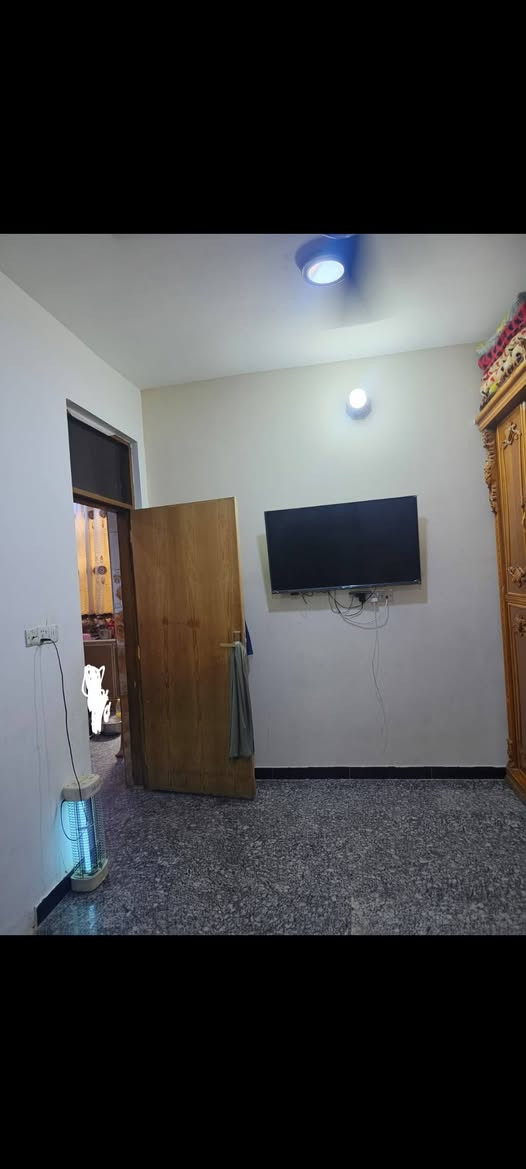 السلام عليكم نصف قطعة أمامية للبيع قطاع ٣٩ مساحة ٧٢ متر مربع الواجهة ٧ النزال ١٠ وربع قريب على الشارع أول فرع على شارع ستين بناء حديث يحتوي الطابق الأول على غرفة ضيوف ومطبخ وغرفة نوم وترك خلفي وحمام الطابق الثاني على غرفتين نوم وحولي وأحمام الطابق الثالث على غرفة وبيتونة السعر ١٣٥ وبي مجال بسيط الاستفسار الاتصال على الرقم ***********
