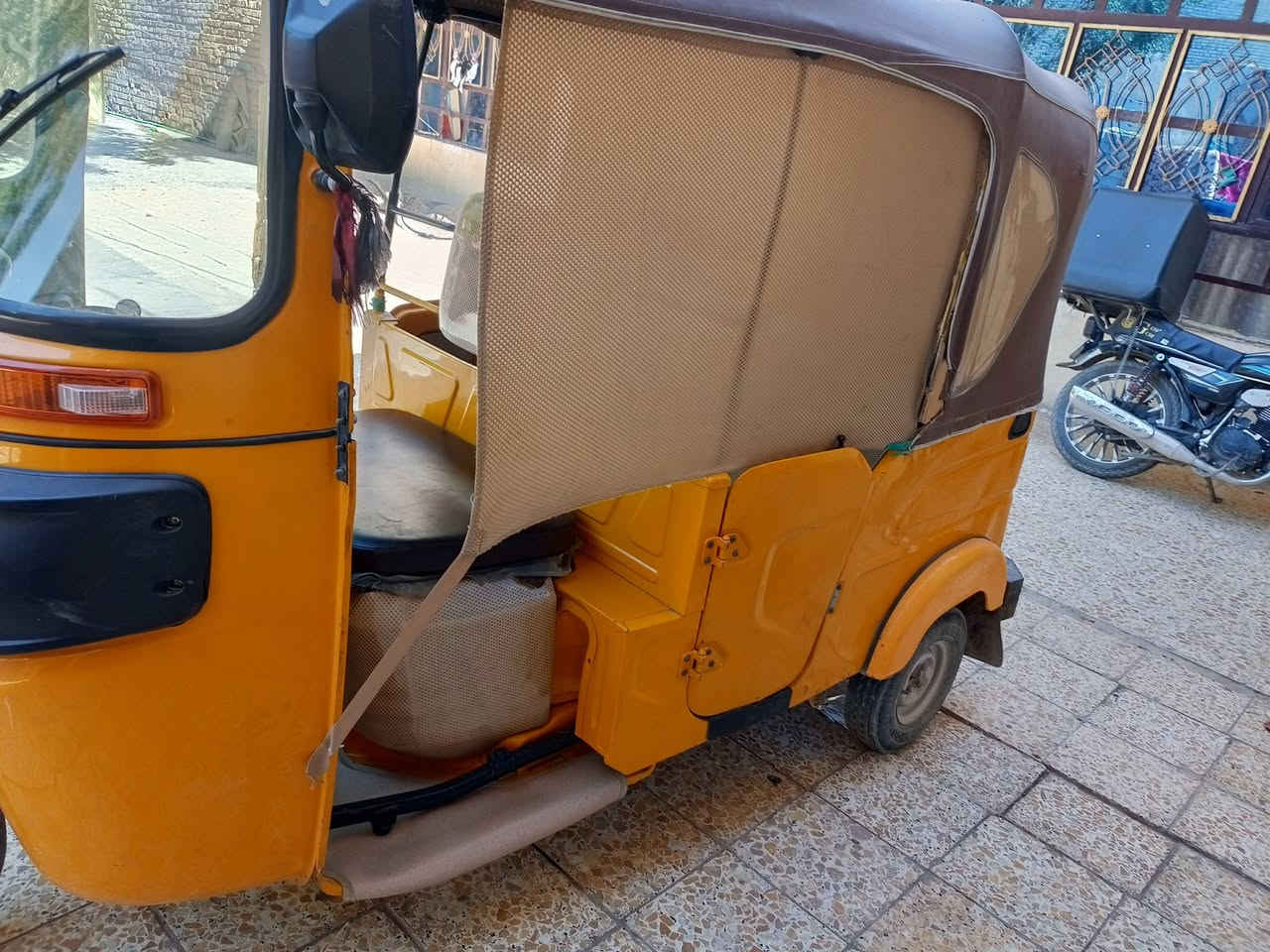 سلام عليكم شباب تكتك للبيع موديل 22 رقم وسنويه مكينته كفاله والكشر نضافه 100/80 سعر 8ونص وبيه مجال شي قليل عنواني بغداد المعامل رقم ***********
