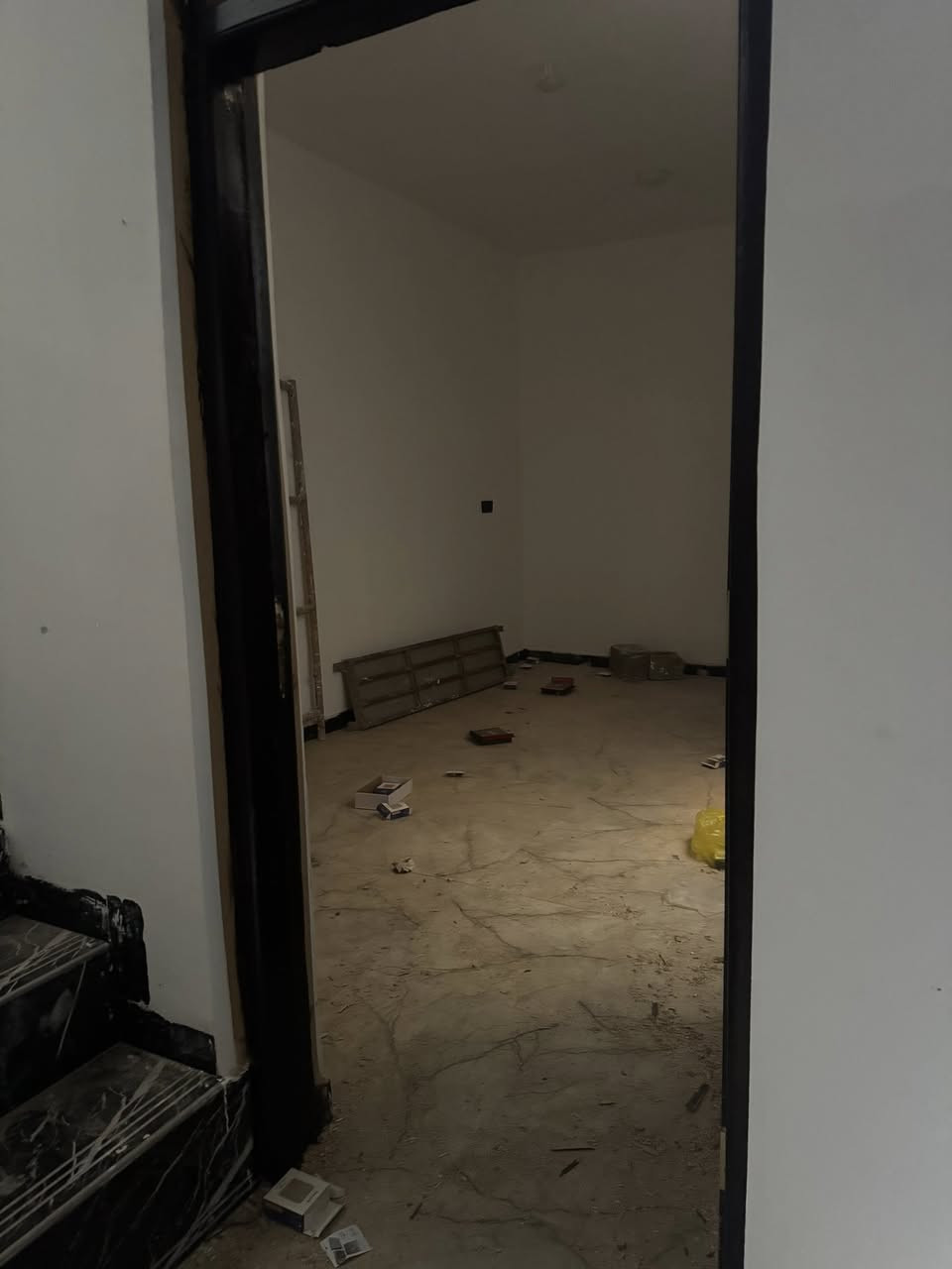 مشتمل  طابقين للبيع مطلوبه مبادره وجاهز فقط تحويل كفيل للمشتري
زين القوس شارع ام البنين ع 

ثاني فرع من جهة شارع سيد يعقوب 

الطابق الأول غرفه داخلها سويت حمام وهول واستقبال ومنور 
الطابق الثاني غرفه وهول وسطح 
السعر من غير المبادره ٣٥قابل للتفاوض البسيط جدا 
باقي التفاصيل خاص او الاتصال بالرقم ‭٠٧٨٢ ٣٧٤ ١٧٦٨‬
