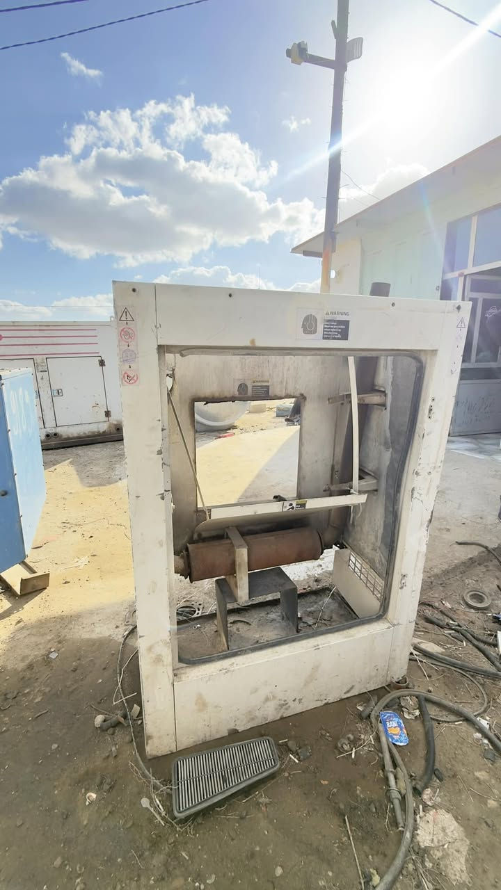 سلام عليكم 
كاتم للبيع 
مفصخ كما موضح 
السعر 3 ورقات 
العنوان ديالى 
***********
