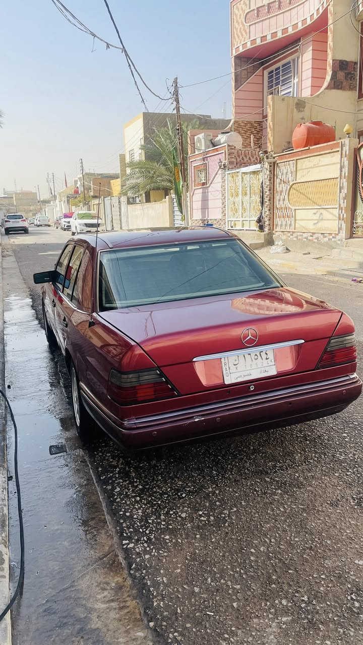 السلام عليكم سياره مرسيدس بينز مديل 95
 محرك بلادي جديد 320 خراطيم سته سليندير 
كير جديد 
رقم بغداد باسمي 
تبريد شغال ثلج 
غرفة جلد 
جام كهرباء 
صبغ عام جماليه 
تخم تاير جديد 
حداديه كامله 
 دبل فيتبم 
مكاني النجف الاشرف للتواصل 
***********
