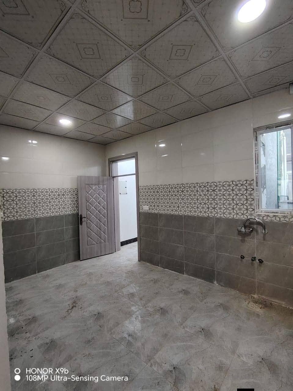 دار للايجار الديوم منطقة المربع الثاني قرب المستوصف والمدارس مساحة 100 متر طابقين  ثلاث غرف نوم وصاله ومطبخ واستقبال وصحيات عدد 3 بيت زيرو للاستفسار الاتصال على الرقم ***********
