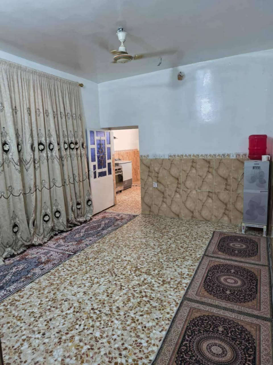 السلام عليكم بيت 100متر للبيع موقعه الحسينيه منطقه 10 الاف مقابل دار العرائس بظهر الشارع 20 بيت جدآ نظيف اربع مراحل استقبال مطبخ وصاله معزوله وغرفه نوم وخدمات ويوجد خدمات خارجيه السعر 62 تواصل خاص او اتصال ***********
