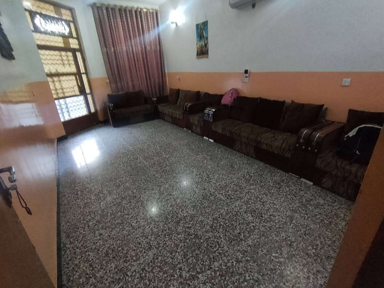 بيت مساحة 150 طابو صرف استقبال غرفة النوم مطبخ صاله حمام مشترك داخلي وخارجي 2منور وكراج  الطابق الثاني 3غرف نوم صاله حمام مشترك وبيتونه بيت كامل ما ناقصة أي شي شارع المصرف دفافعه فرع الصيدلة للاستفسار اتصل ***********
