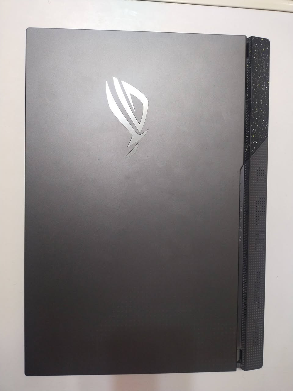 لابتوب Asus rog strix G17 للبيع مواصفاته . 
المعالج Ryzen 7 6000 series 
التخزين ssd TB1 Nvme M.2 
الكارت rtx 3050 Nvidia  ..
الذاكرة العشوائية GB16 DDR5 4800MHZ 
اللوحه الام G713rc version 1.0  
هو الجهاز نسخه Asus rog strix G17 موديل Asus G713Rc-Hx051  اشتريته من النبع قبل سنه استخدامه قليل جدا بس بالعطله 
السعر 900الف وقابل للتفاوض للاستفسار تلفون ***********
