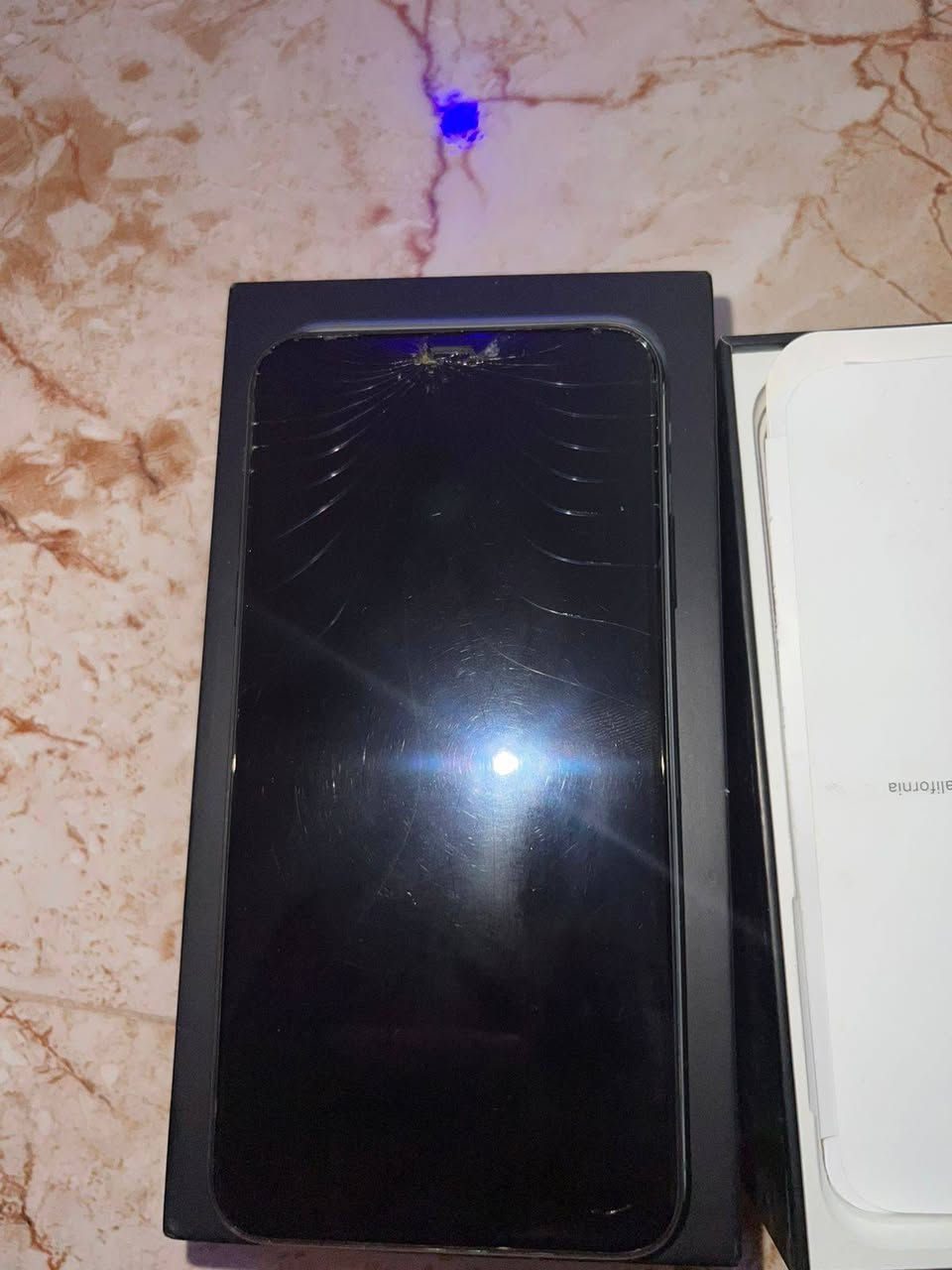 للبيع ايفون 11 pro max 🔥
باب اول ما مبدل بيه اي شي 
بطارية 🔋 76%
الشاشه كما موضح بيها ضربه مأثره على ال FACE ID غير الشاشه الجهاز قطعه نظيفة شخط مابيه بس تبدل شاشه و الجهاز مثل ما تشوف كارتونه وياه 
السعر 160
وهذا رقمي ***********
