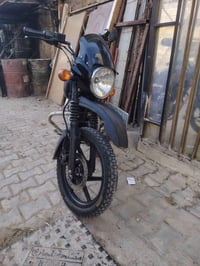 دراجه بوكسر مرقم بغداد جديده دراجه مكفوله من كلشي 07716449824