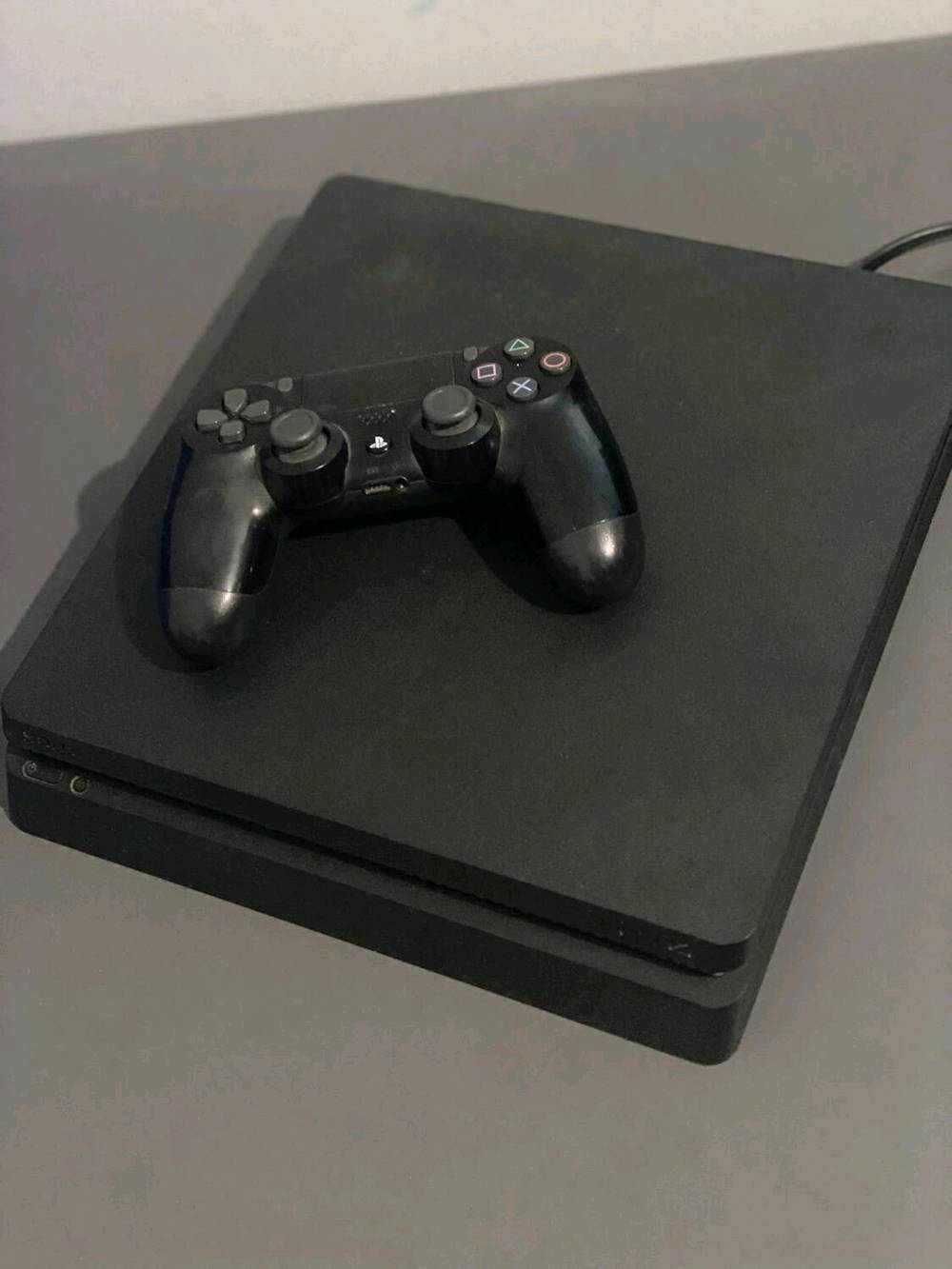 ps4 slim 1 تيرابايت بلايستيشن ٤سلم ١تيرا 
الجهاز نظيف وبكامل ملحقاتة مع قرص fc 25 هدية .