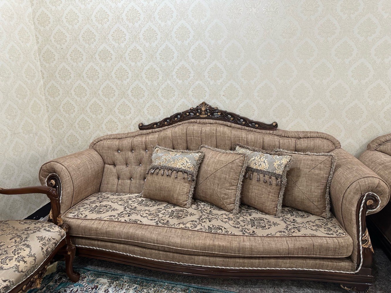 العراق / بابل _الحلة
10 مقاعد نظيف جدا
 قنفات اثنين كبار+كراسي اربعه 
(عيبه الوحيد رجل وحده من القنفات من تحت مكسوره وعادي مثل ما مبين بالصور  