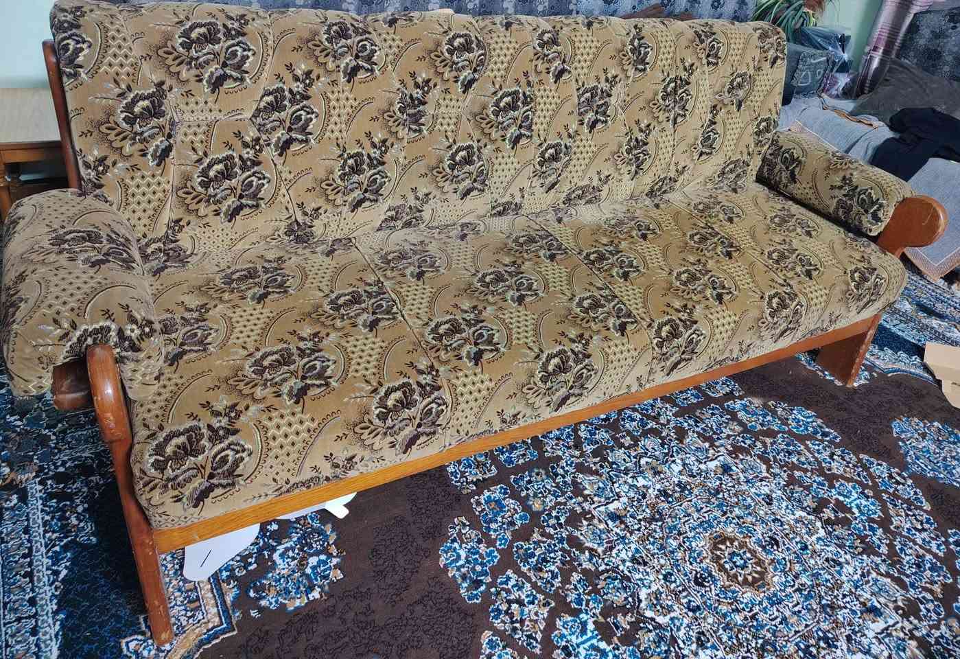 نص طخم خشب درجه اولى شرط النظافه ٢ قطعه صغيره و ١ قطعه كبيره مع طبلات يصلح للمكتب او چيخانه او شقه السعر ١٠٠ وبي مجال 
موصل _ الايسر 
***********
يحتوي واتساب
