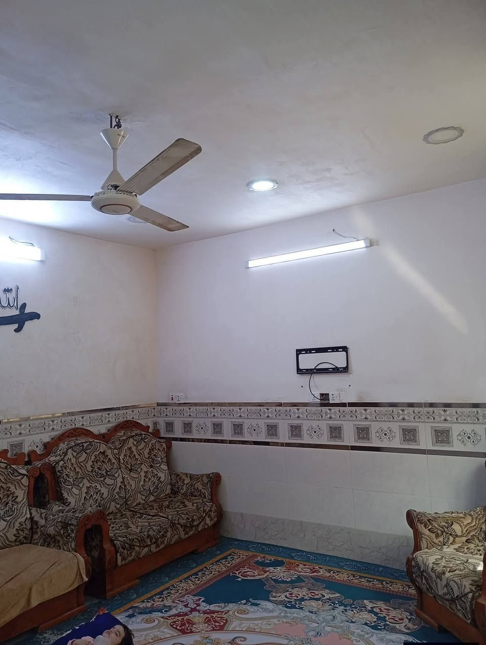 سلام عليكم دار للبيع مساحه 50 متر طابقين غرفتين فوك بناء طابوك زراعي 25 زعفرانيه بدايت شارع المعهد وره مدرسه السلام***********
