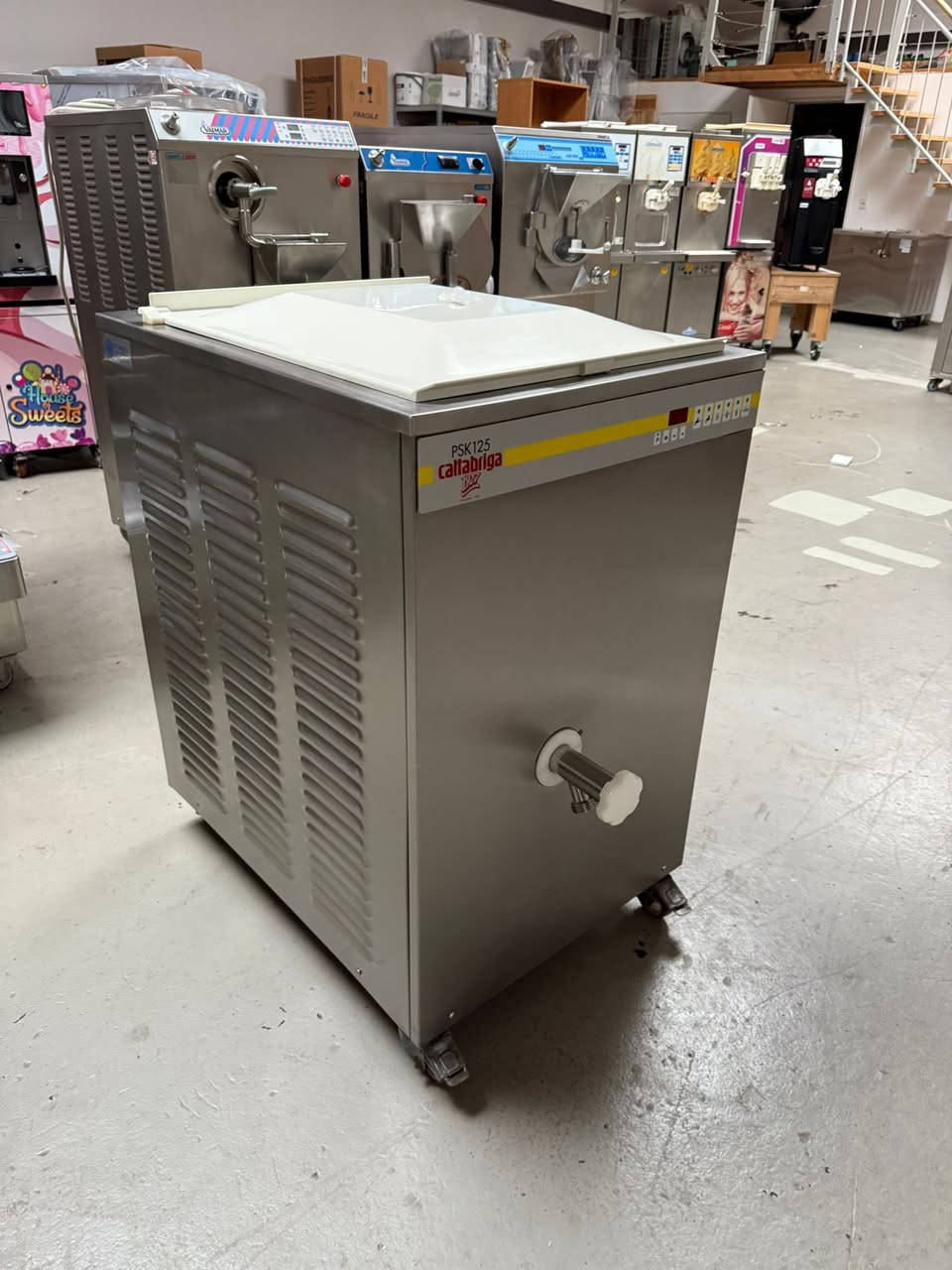 بسم الله الرحمن الرحيم
#معرض #الايطالي
إنتاجيه Ds مع بستره كتبريكا ايطالي 🇮🇹🇮🇹
نفس الماركه 
 إنتاجيه Ds حجم 60      8 لتر  
مستخدم خارج العراق 
كلشي بيهن بلادي على وضع الشركة 
موديل حديث لمس 
متوفر مع المكائن مواد احتياطيه 
بستره          125 لتر 
حار بارد 
كمبريسر دورين طرحي 
نضيف جدآ 
كله جاهز وشغال 100‎%‎
تبريد ماء 
3 فيز 

السعر والتفاصيل مراسله الصفحه 
اؤ الأتصال هـ.     *********** 
العنوان بصره 
#سيدحسين
