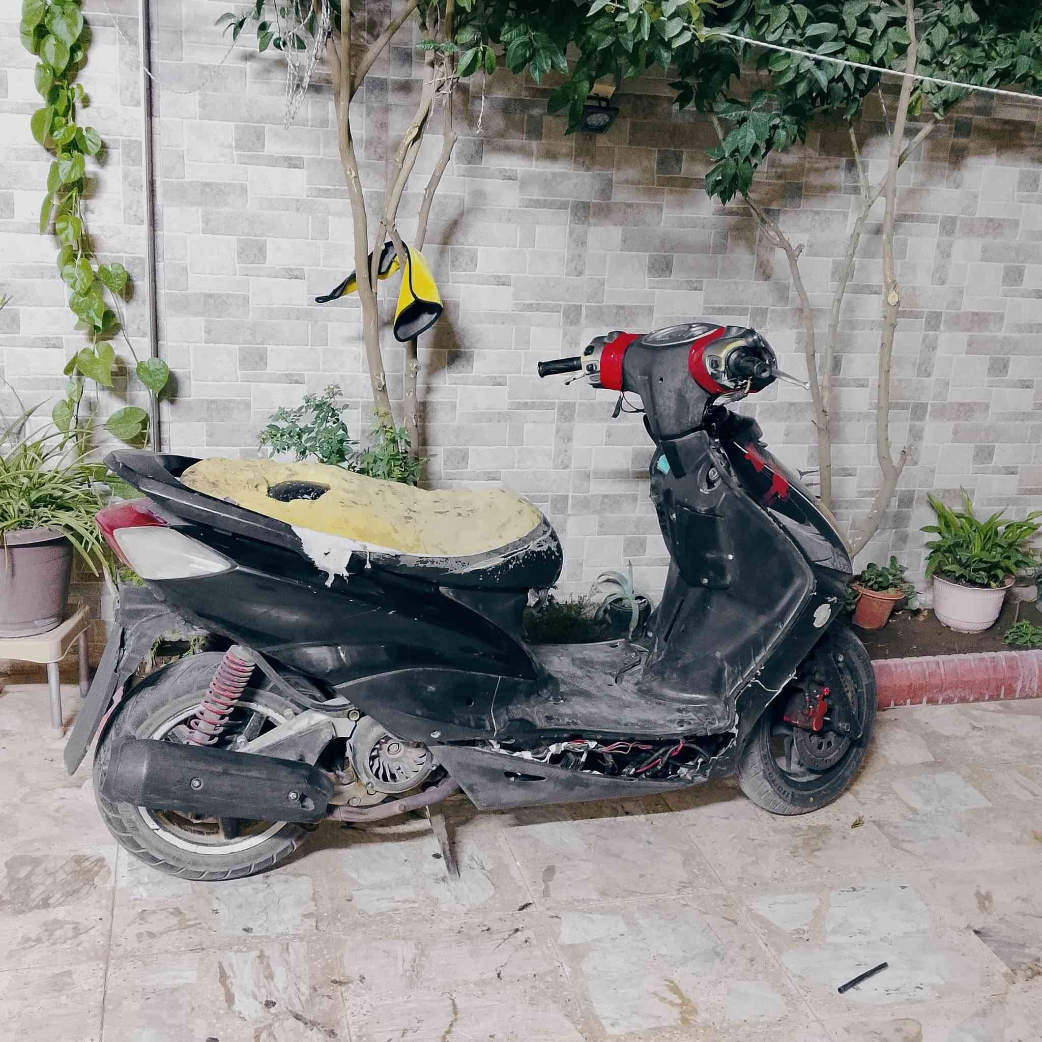 سكنس نثيه 140للبيع 
كهربائيات ما تشتغل 
كيج كيلو متر شغال 
ماطور شغال بس ابيع فحم 
سعر 230 بي مجال قليل 
*********** واتساب 
مكان موصل ايسر
