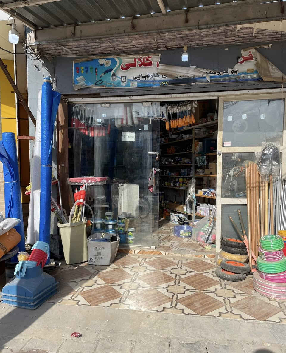 ئەم دوکانی کارەبایە بۆ فرۆشتن لای فلکەی ئاوارەکان تەنیشت دەرمانخانەی چارە  ئەوەش ژمارەی مۆبایل(***********
