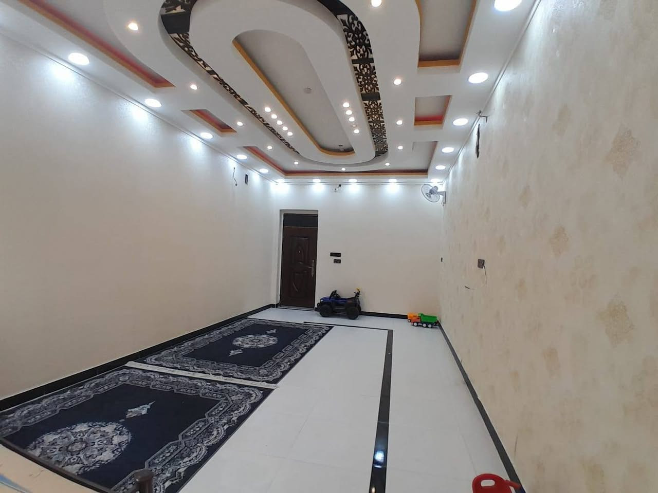 بيت للبيع في حي التضحيه شارع الكهرباء قرب الملعب مساحته ١٤٠ طابقين درجه اولى السعر٢٥٠ مطلوب اسكان ٦٠ مليون ابيع او مراوس ***********
