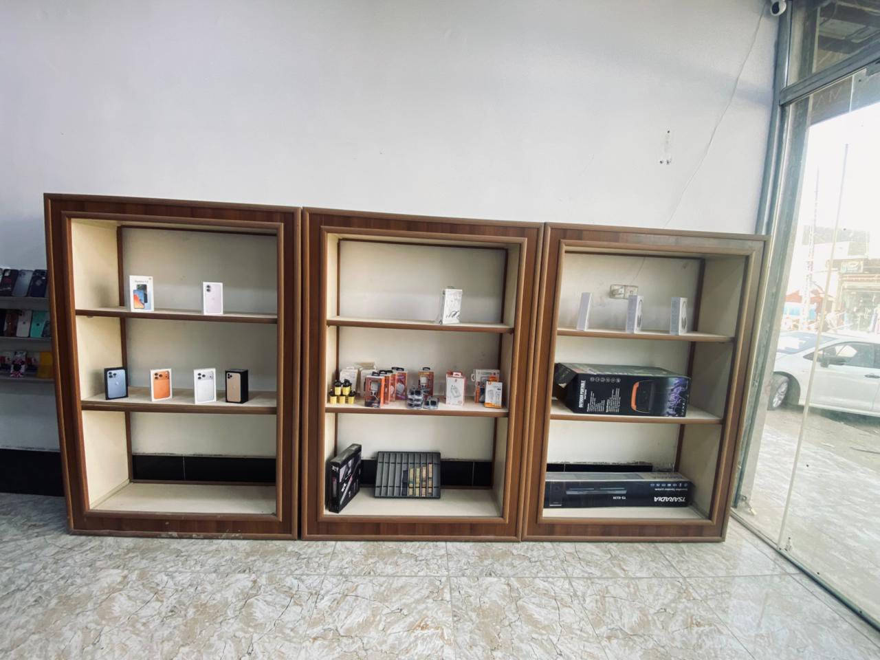 السلام عليكم
محل للبيع كامل ديكور وبضاعة 
بأسم(TiTANIUM)
اعلان خارج المحل (لوحة المحل)والديكور كله مختم نفس الاسم
للتفاصيل واتساب
***********
***********
