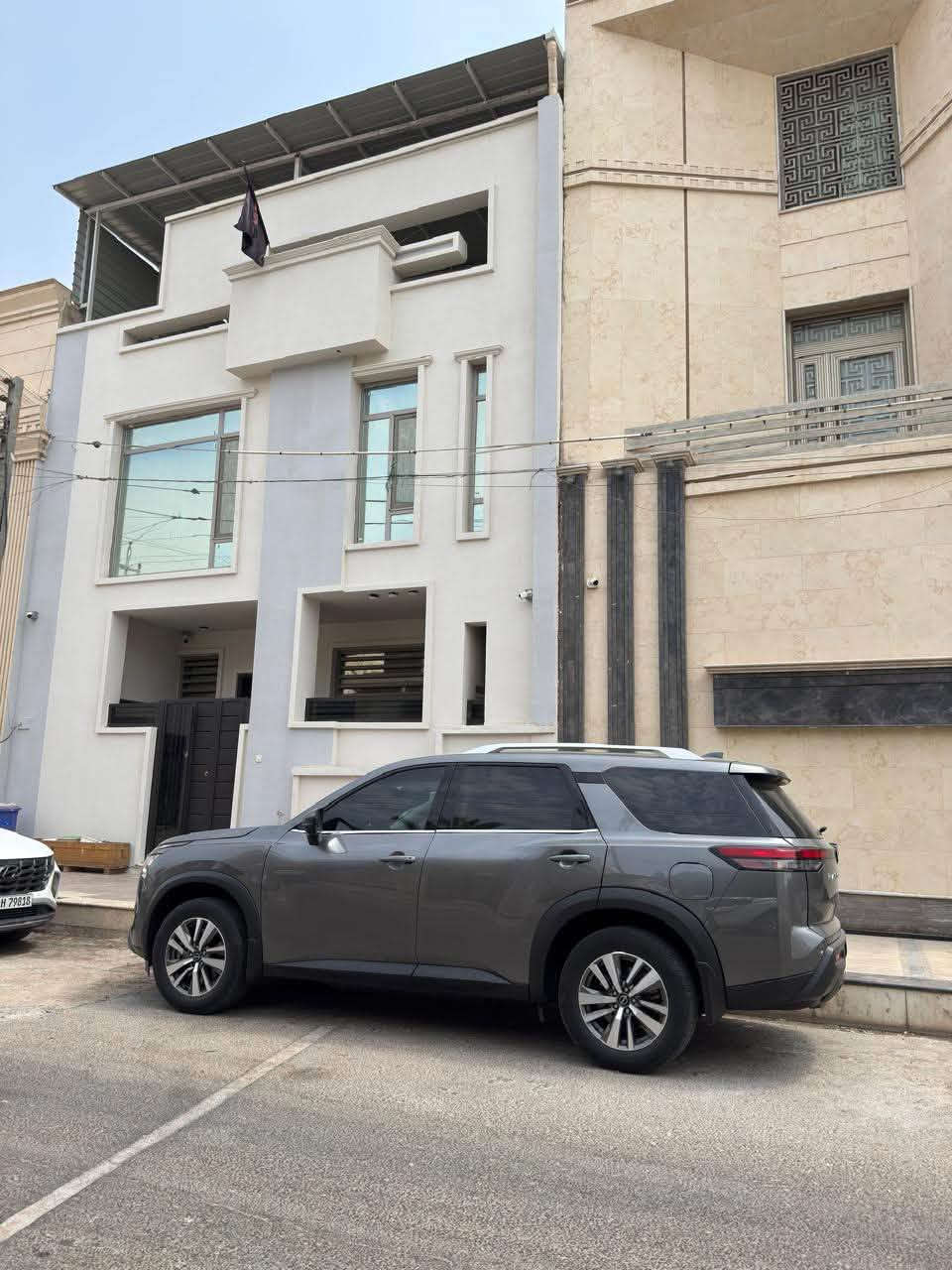 للبيع نيسان باثفايندر 2023 فئة SL
بدون صبغ بدون استبدال (تعديل بارد بالصندوق فقط) 
السيارة مغلفة بالكامل بـ PPF.
الممشى: 70,000 كم
7 راكب
السيارة نضيفة وجديدة جداً ومعتني بيها.
 محرك V6 سعة 3.5 لتر.
 كير اوتو 9 سرعات.
 مقاعد جلد.
 تدفئة للمقاعد الأمامية والستيرن.
 شاشة وسطية 9 إنش مع ملاحة (Navigation).
 شحن لاسلكي للجوال.
ابل كاربلاي واندرويد اوتو لاسلكي.
 تكييف ثلاثي المناطق.
 باب خلفي كهربائي.
 رادار أمامي مع فرملة طوارئ.
 مثبت سرعة ذكي (ProPILOT Assist).
 كاميرات محيطية 360 درجة.
 مراقبة النقطة العمياء.
 تنبيه الخروج عن المسار مع المساعدة على البقاء بالمسار.
 تنبيه حركة المرور الخلفية.
مكان السيارة البصرة.
السعر: ٢٧٥ ورقة

***********
