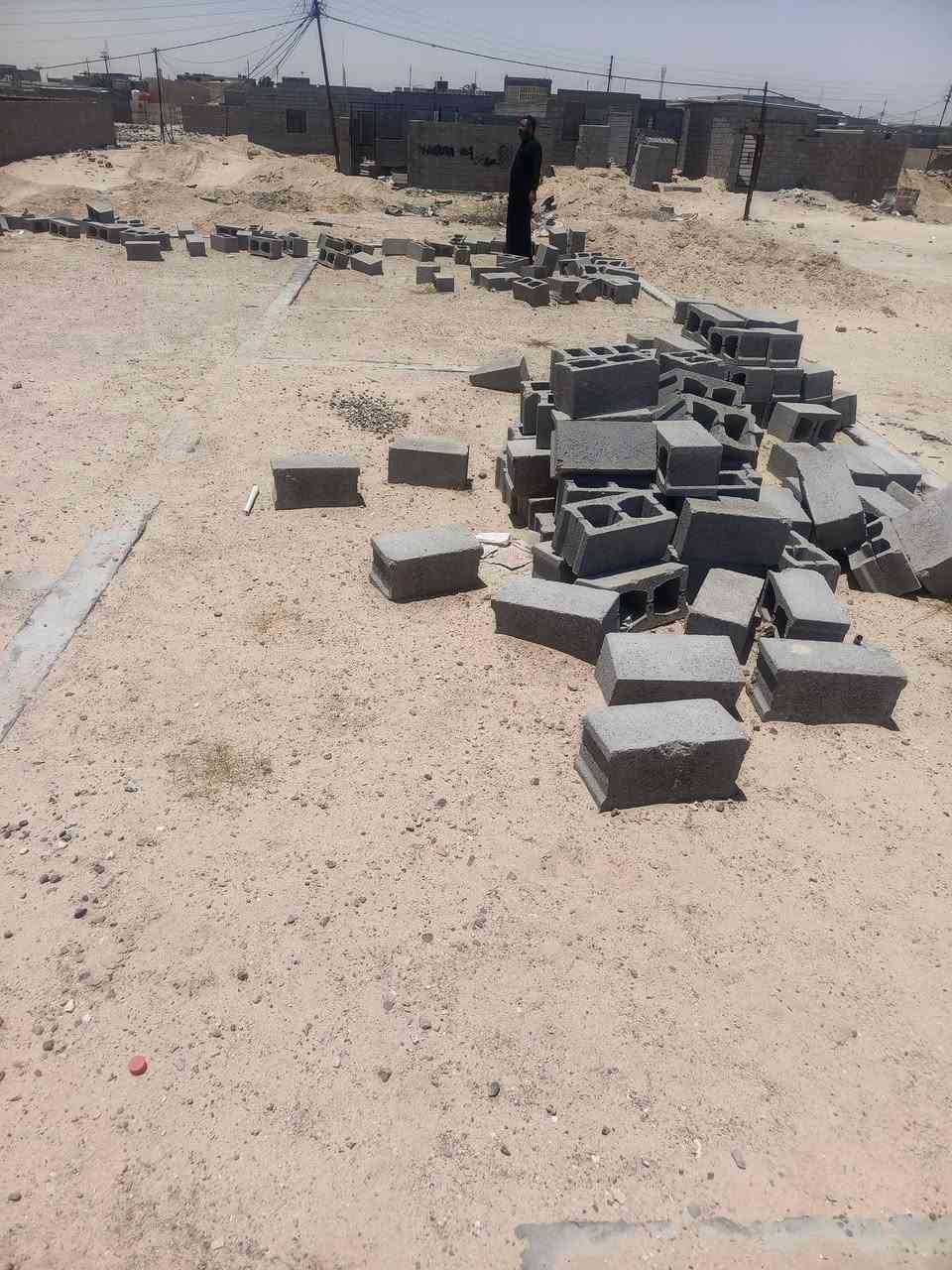 السلام عليكم ورحمه الله وبركاته بتلو البيع مساحت القطعه 300بيهه 3قرف وصاله ومطبخ وحمام وديوان عنوان شارع وسام جمله قرب المدرسه هاتف ***********
