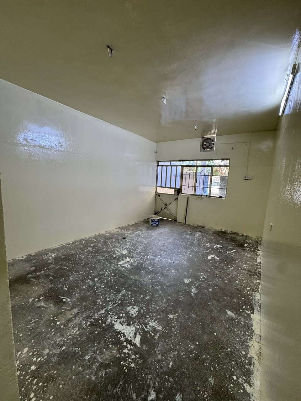 دار للإيجار 200م طابق واحد غرفتين نوم هول مطبخ صحيات واستقبال كراج حديقه العنوان روناكي خلف حلويات راقي ***********
