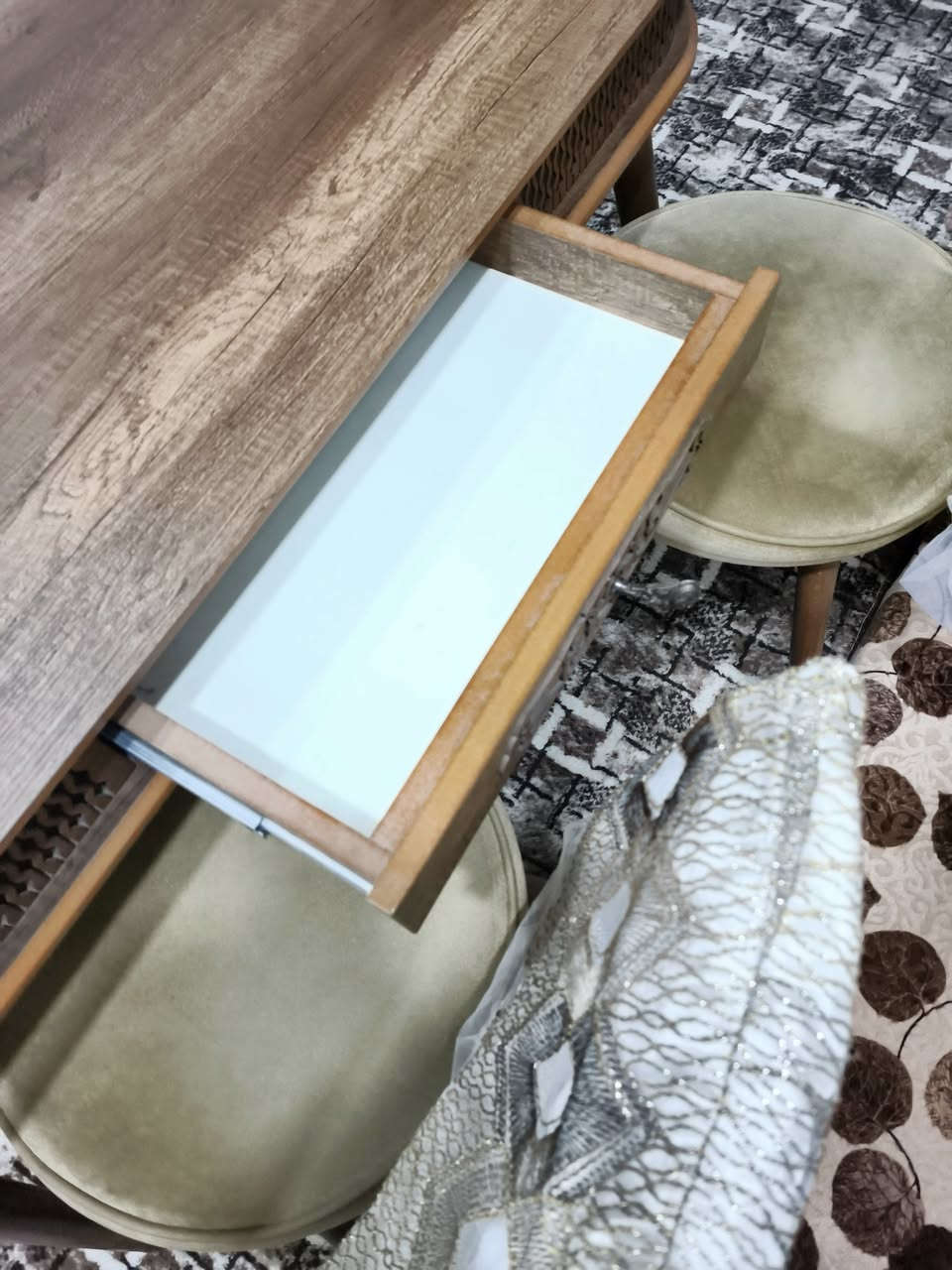 ميز طعام نضافه 100 فول الفول سعر 200 بيه مجال لاتكولي غالي ميز درجه اولى ***********
