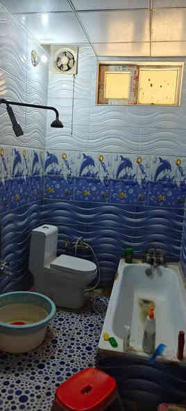 بيت بناء جديد مساحة 200م فيه كراج ومجموعه صحيه في الامام مدخل استقبال 4×6 مطبخ 5×4هول 5×9 درج دوار غرفيتين ومجموعه صحيه في الطابق السفلي
غرفتان نوم ومجموعه صحيه وغرفتان تحت الانشاء في الطابق العلوي
البيت صب كونكريت من الاساس والراباطات والسقف كهرباء وماء دفن مجاري  خظ انترنيت الارضيات سيراميك المطبخ والمجموعات الصحيه كلها سيراميك يبعد عن التبليط 60متر 
في حي الزهراء خلف المعهد الفني  السعر 150قفل 
للاستفسار الاتصال على الهاتف ***********
